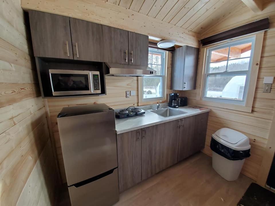 Les Chalets De La Colline Inc Baie-Sainte-Catherine Bagian luar foto